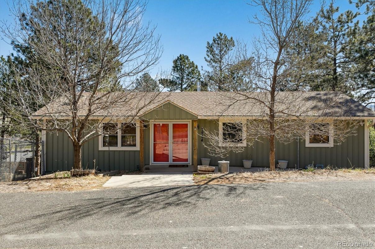 Exterior, Facade, Ranch