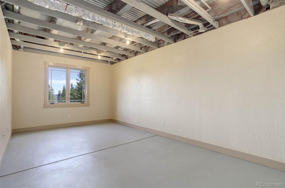 Empty room, Interior, Wooden Beams