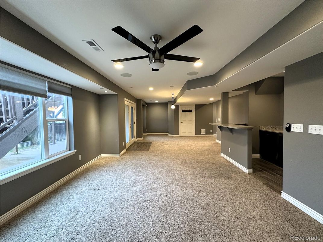 Empty room, Interior, Recessed Lighting