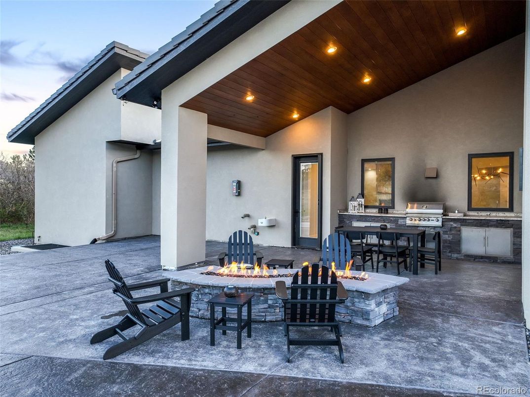 Exterior, Outdoor Kitchen