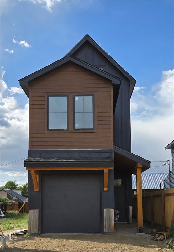 Attached, Exterior, Facade, Modern