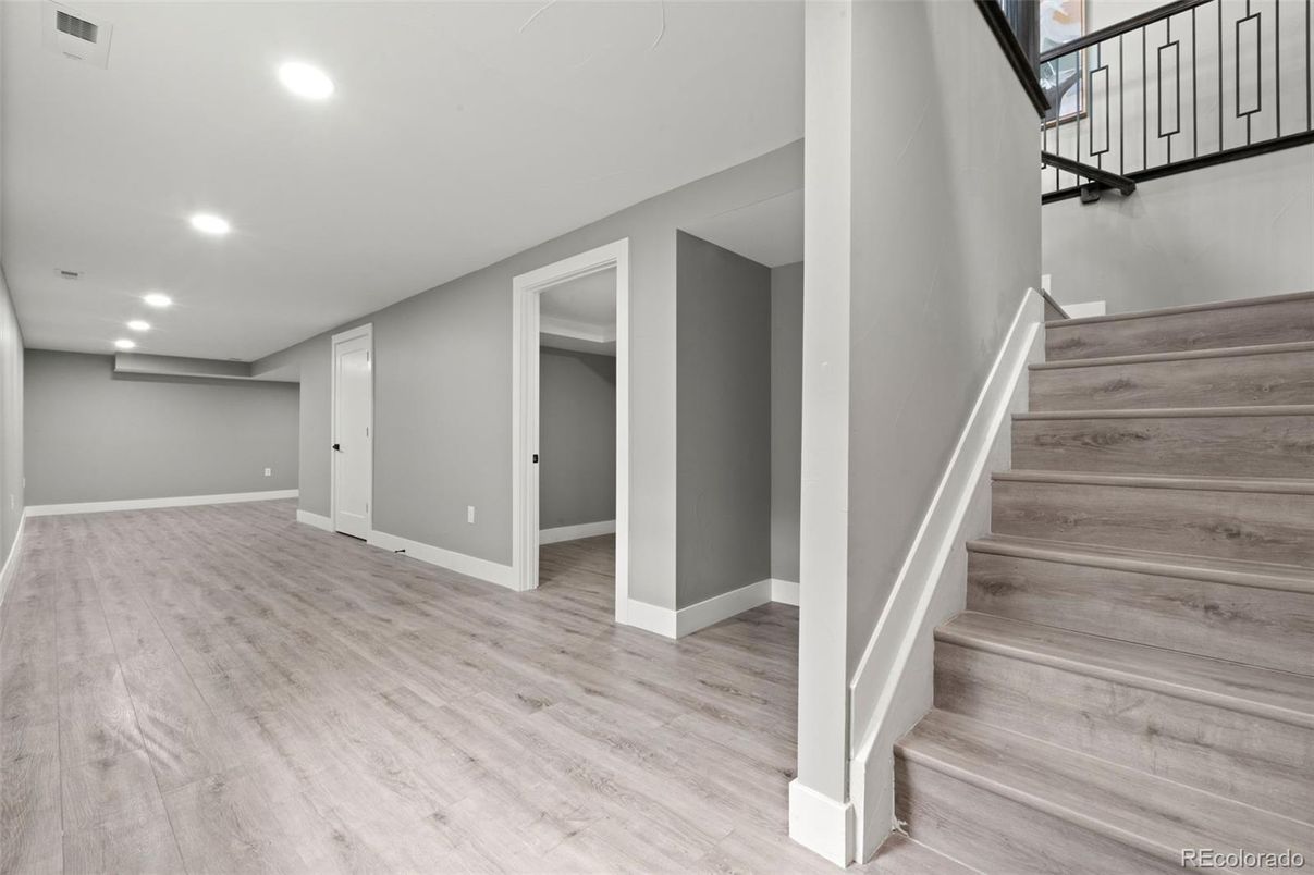 Empty room, Interior, Recessed Lighting, Wood Texture Flooring