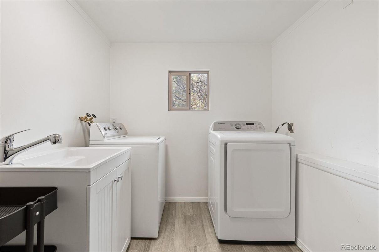 Interior, Washer, Wood Texture Flooring