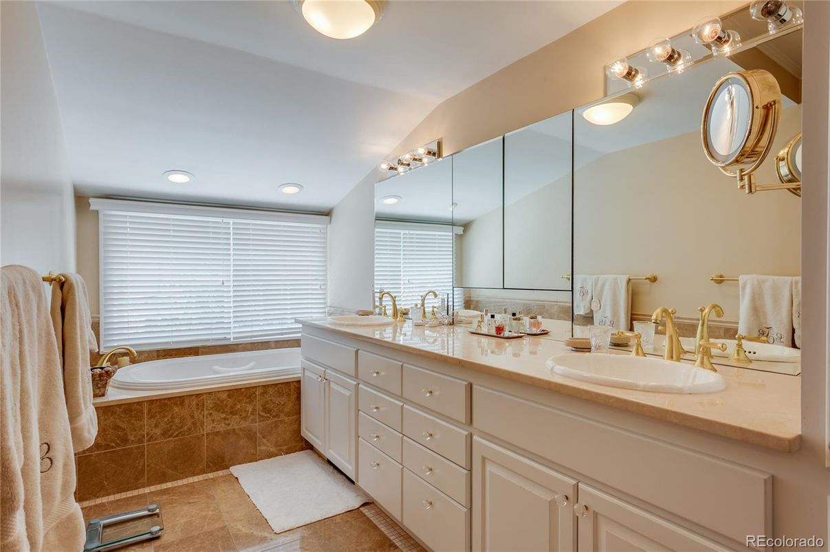 Bathroom, Dual Sink Vanities, Interior, Recessed Lighting