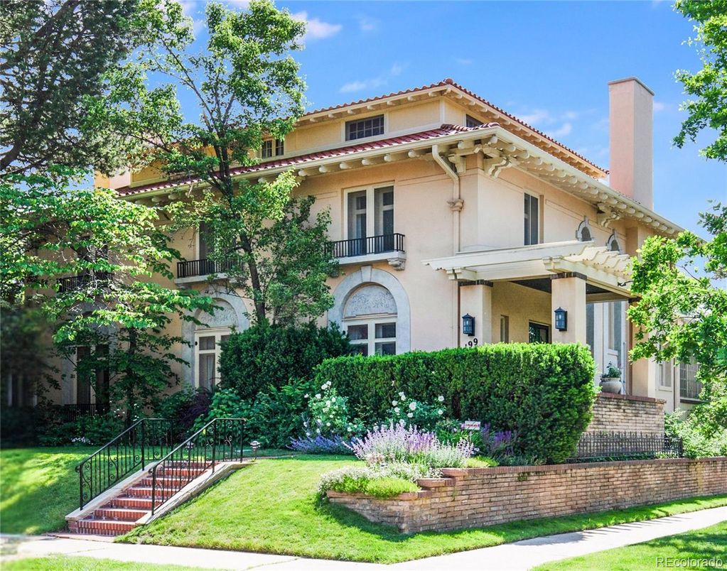 Exterior, Facade, Mediterranean