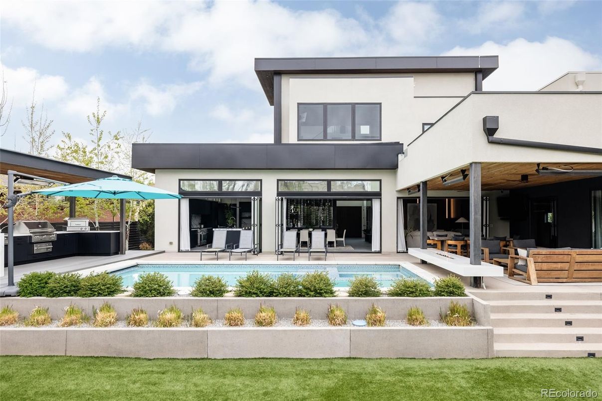 Backyard, Exterior, Facade, Pool, Modern