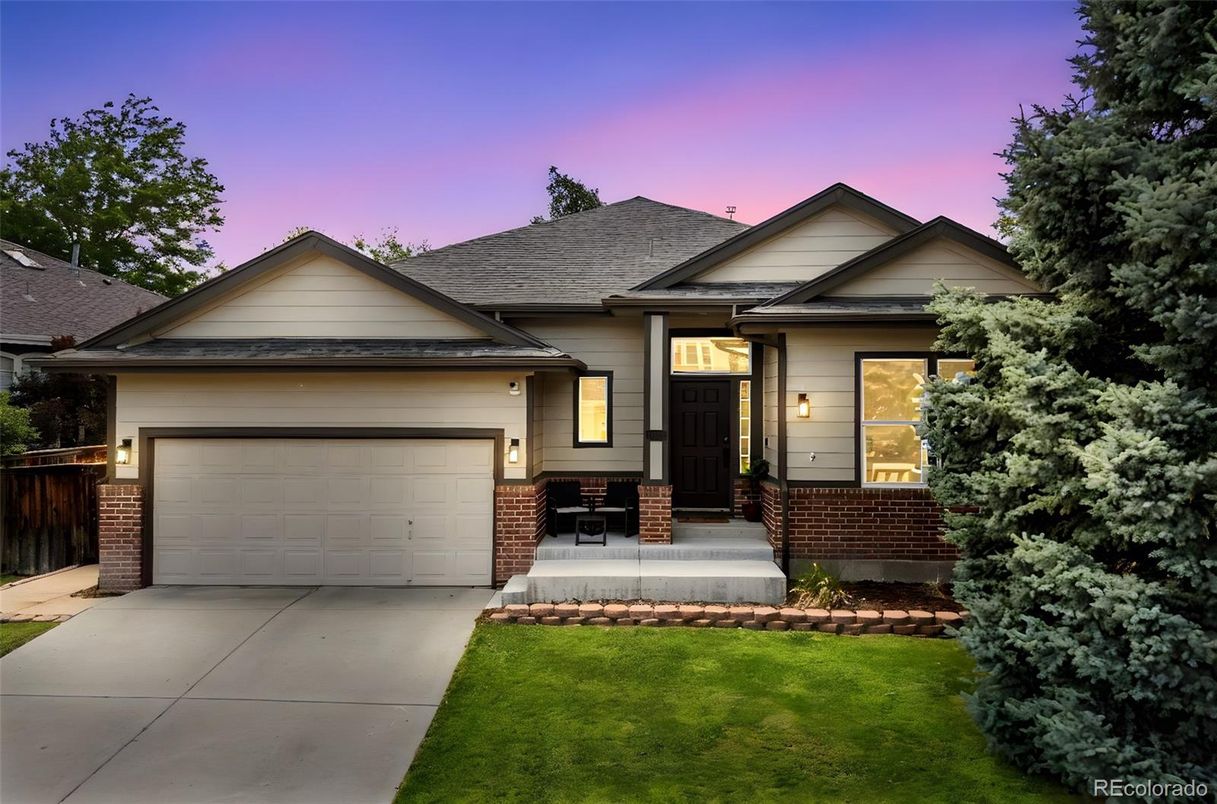 Attached, Exterior, Facade, American Craftsman