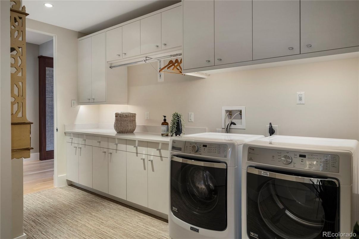 Interior, Recessed Lighting, Washer, Wood Texture Flooring