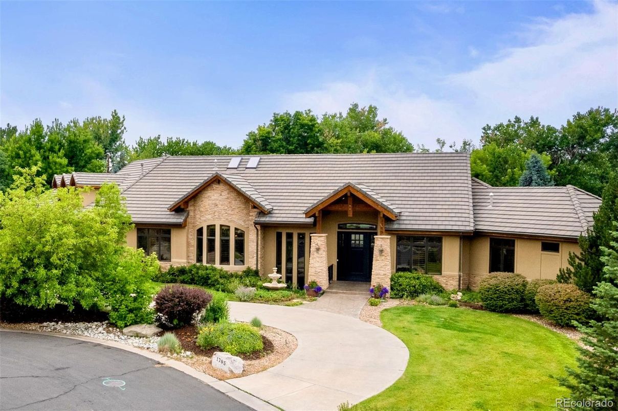 Exterior, Facade, Ranch