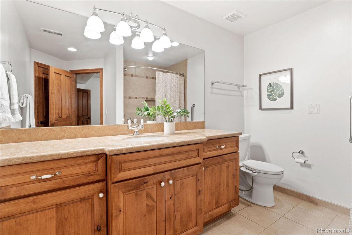 Bathroom, Dual Sink Vanities, Interior, Recessed Lighting