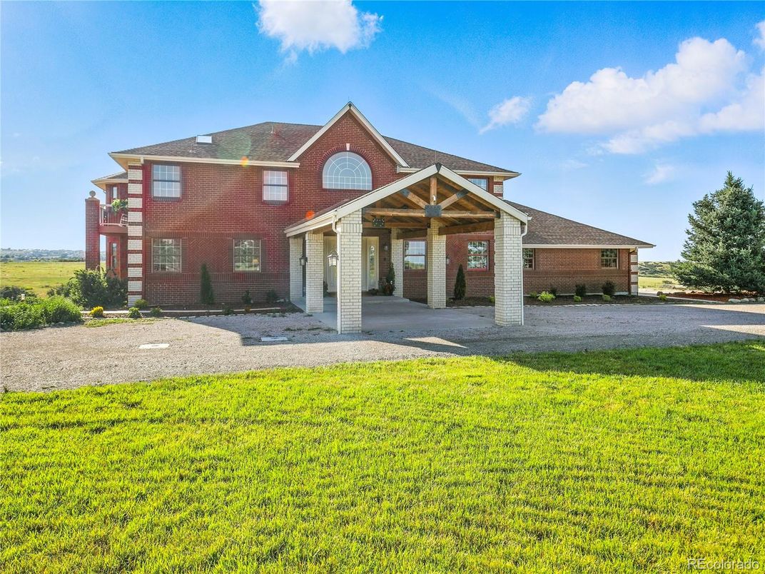Backyard, Exterior, Facade, Brick Facade, Log Home