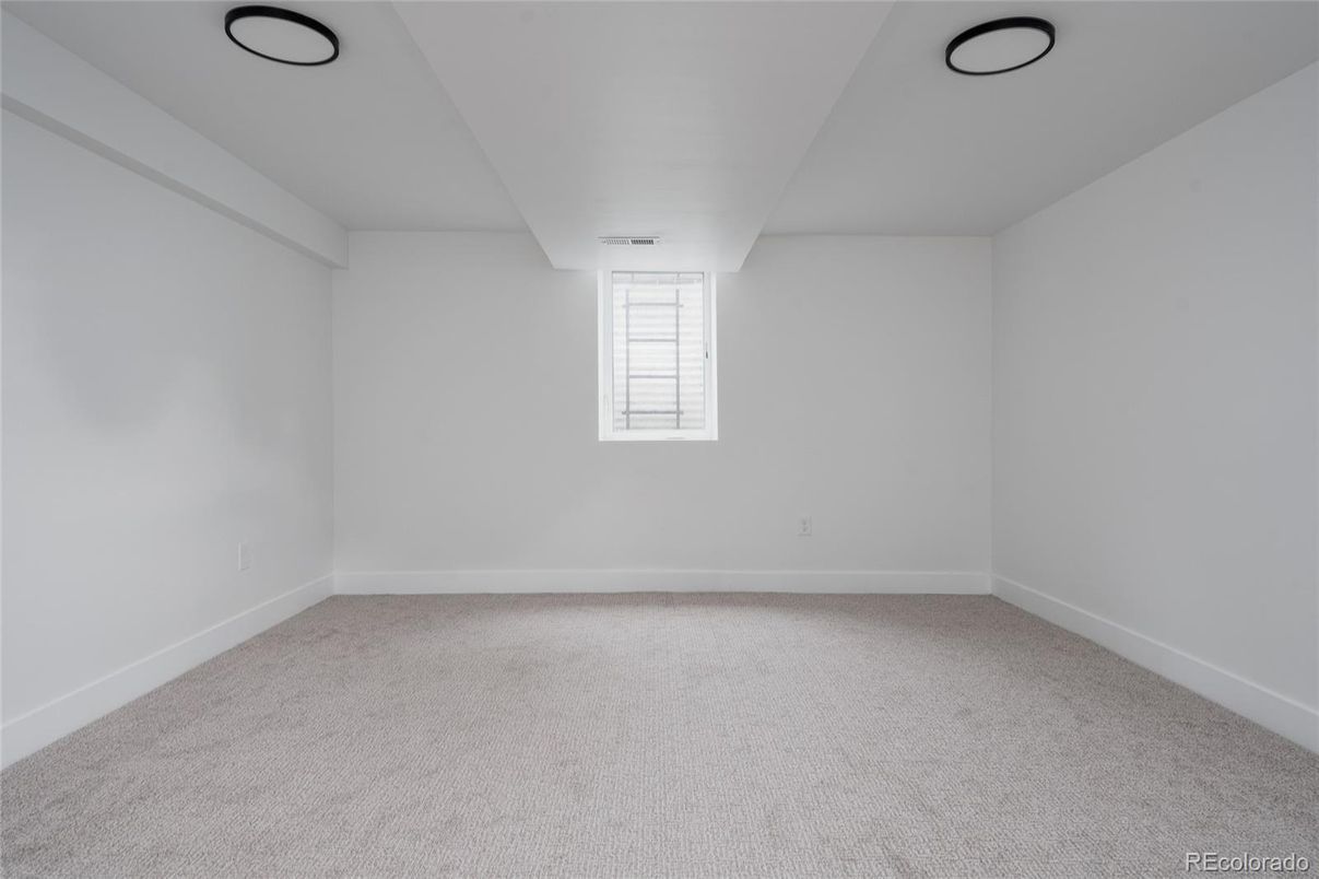 Empty room, Interior