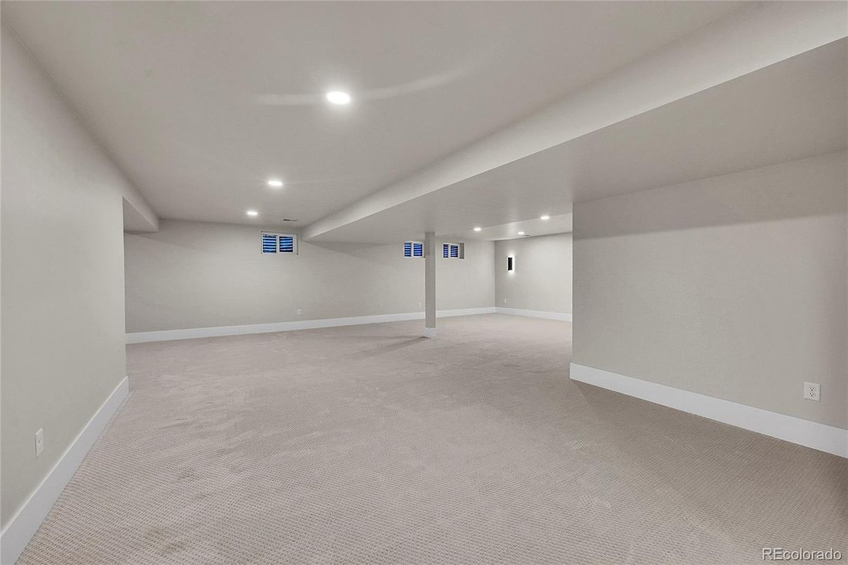 Empty room, Interior, Recessed Lighting
