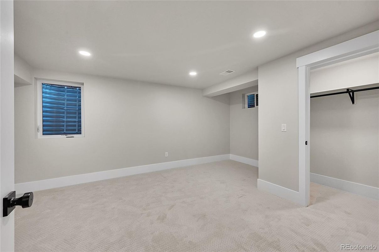 Empty room, Interior, Recessed Lighting