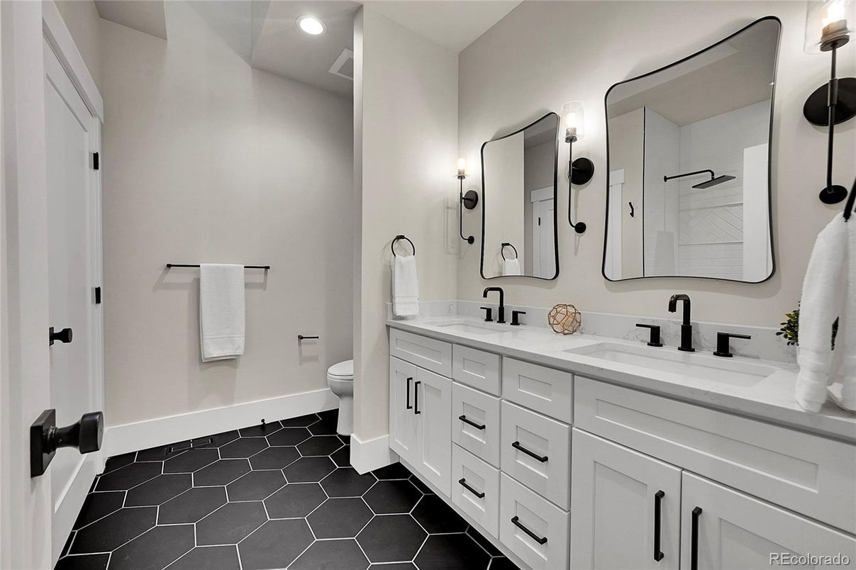 Bathroom, Dual Sink Vanities, Interior, Recessed Lighting