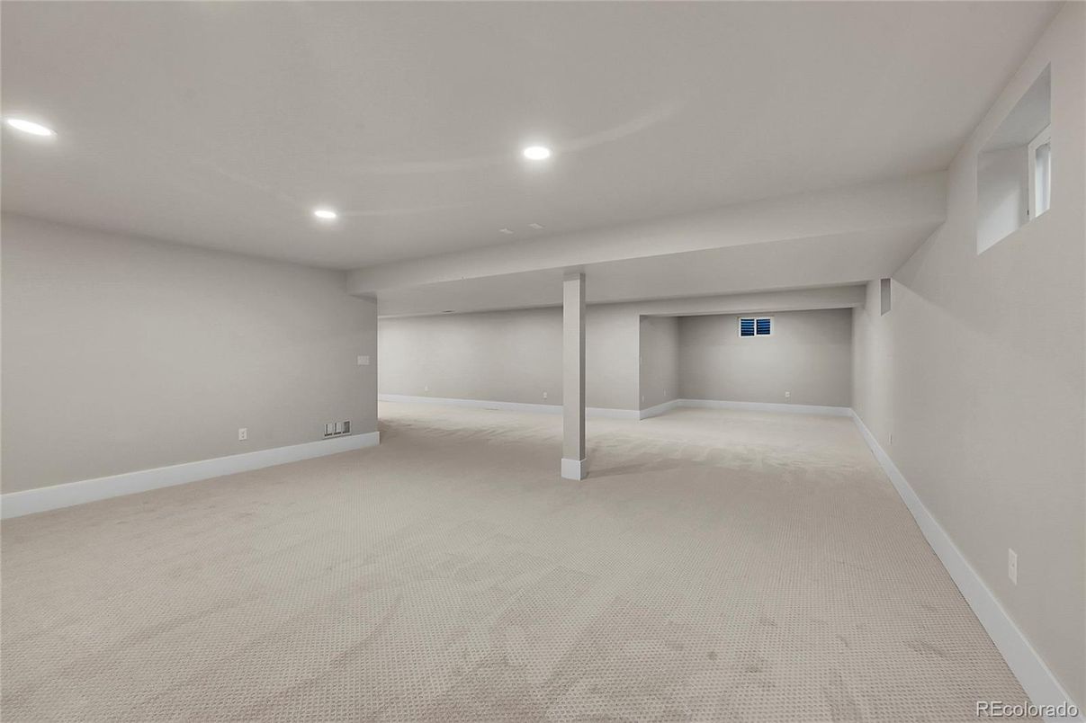 Empty room, Interior, Recessed Lighting