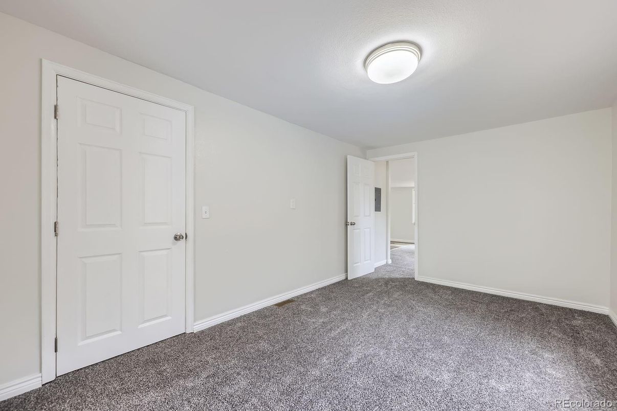 Empty room, Interior