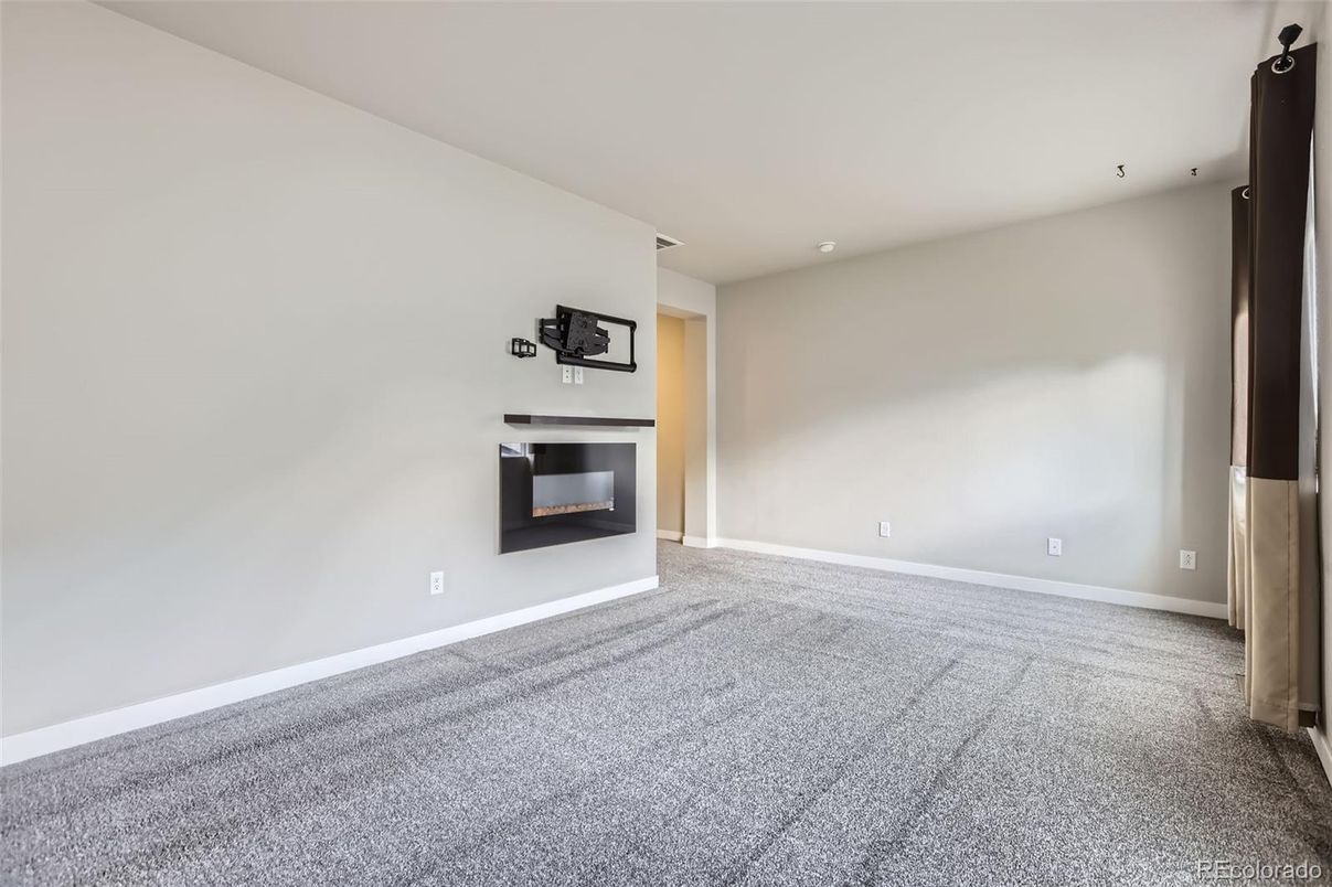 Empty room, Interior