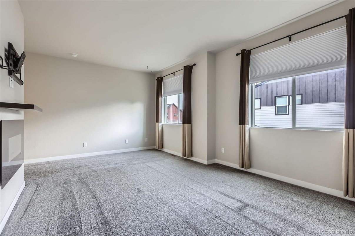 Empty room, Interior