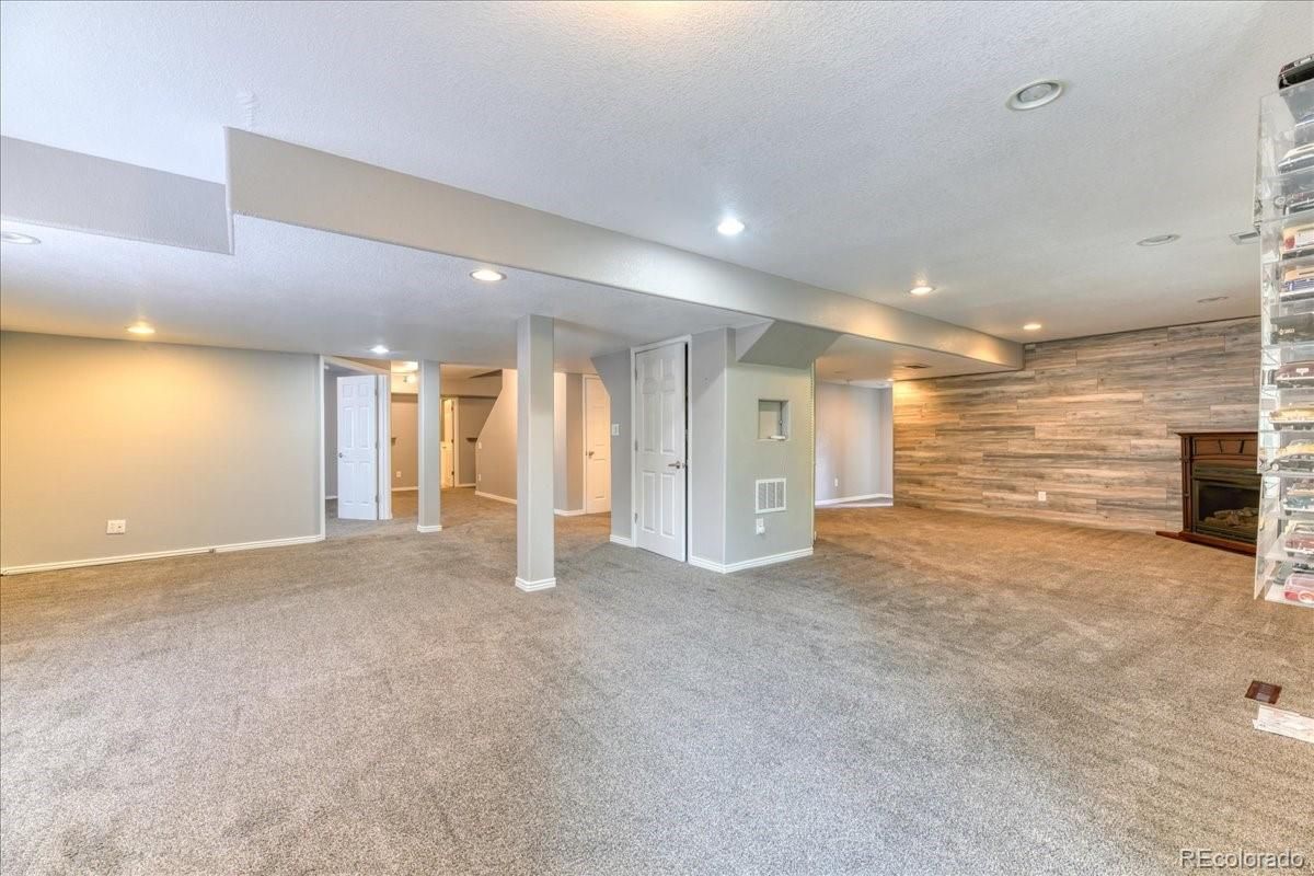 Empty room, Interior, Recessed Lighting, Wooden Walls