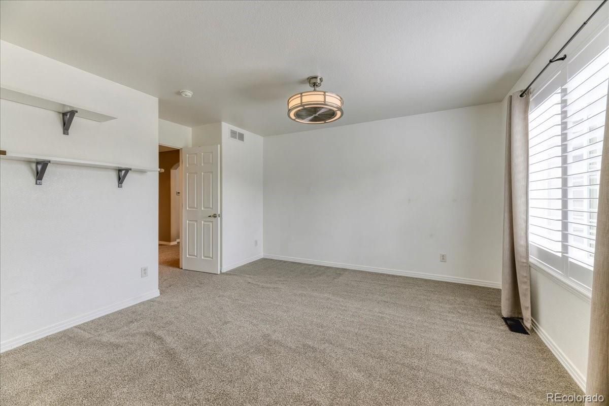 Empty room, Interior