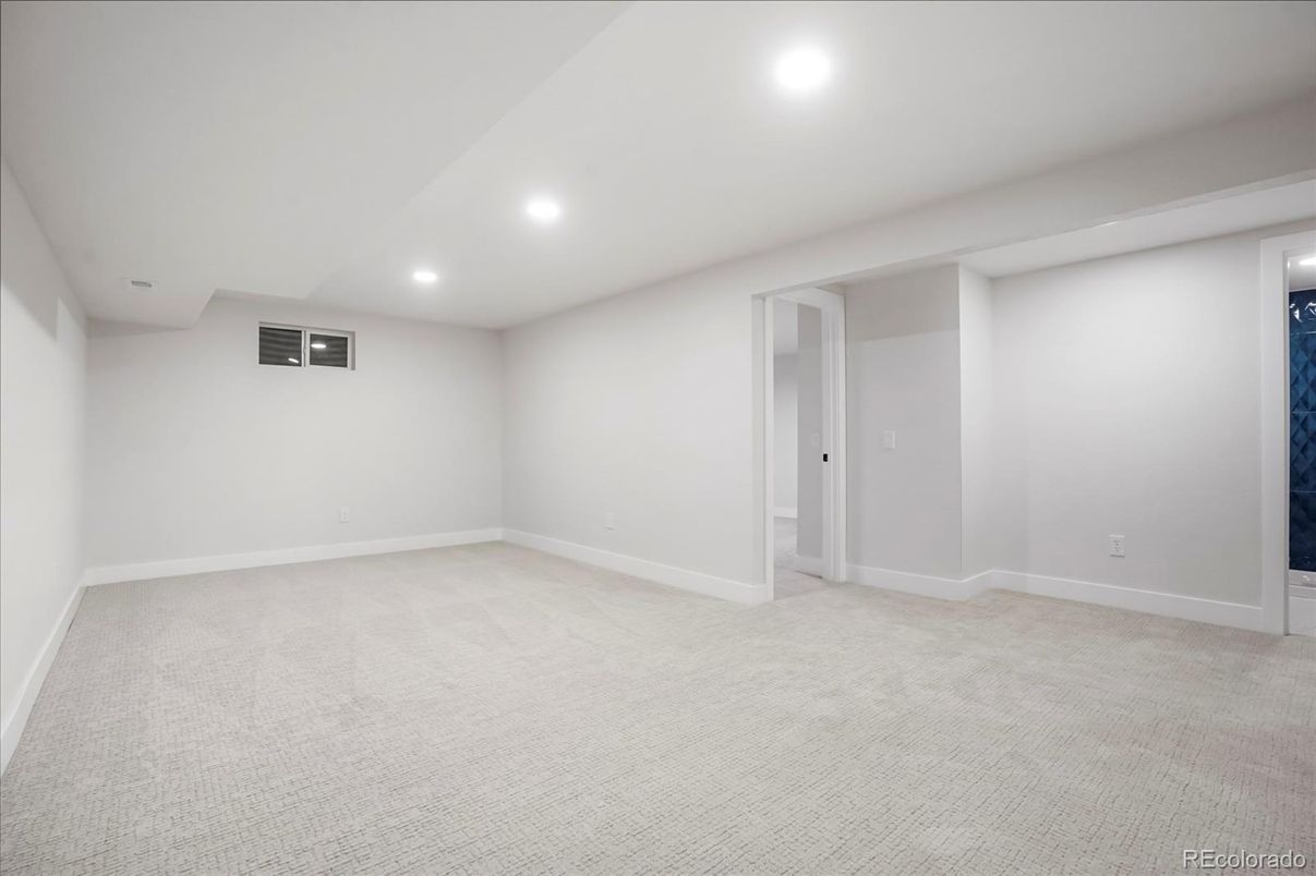 Empty room, Interior, Recessed Lighting