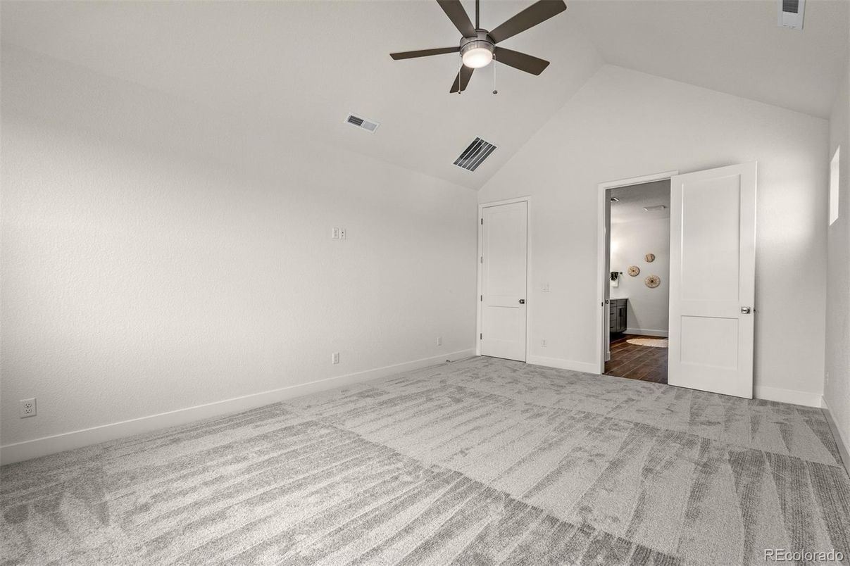 Empty room, Interior