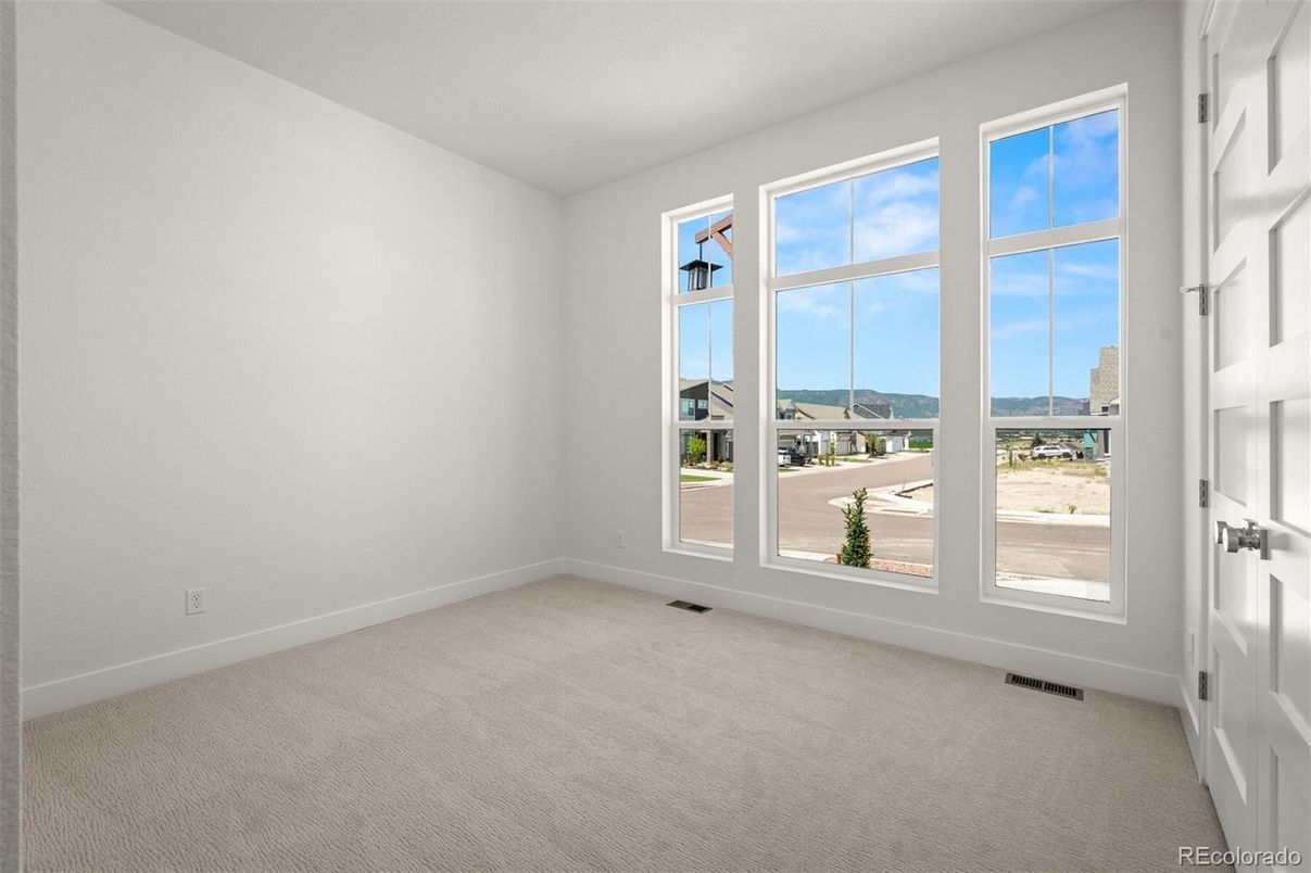 Empty room, Interior