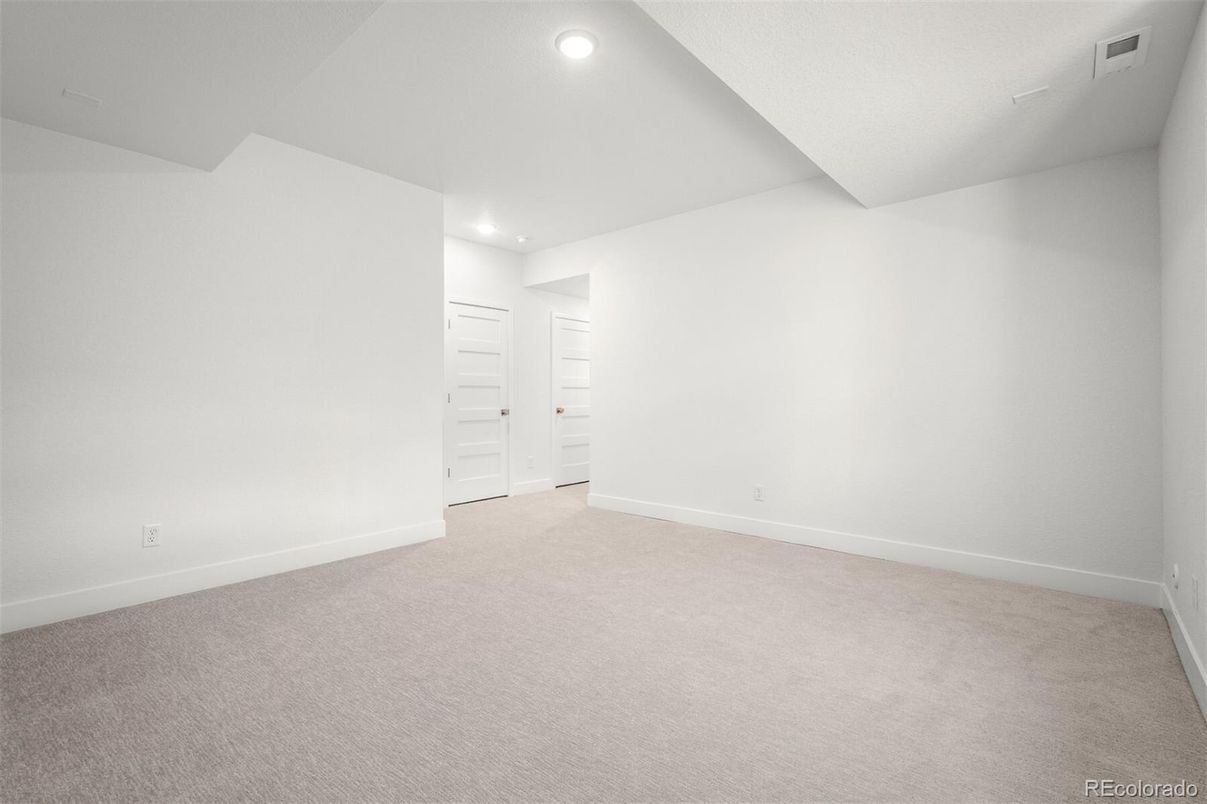 Empty room, Interior, Recessed Lighting