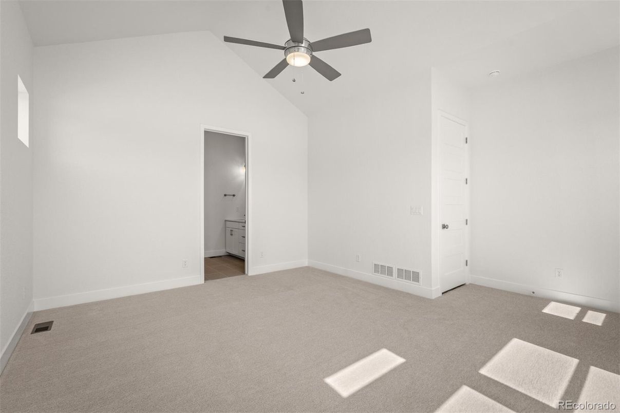 Empty room, Interior