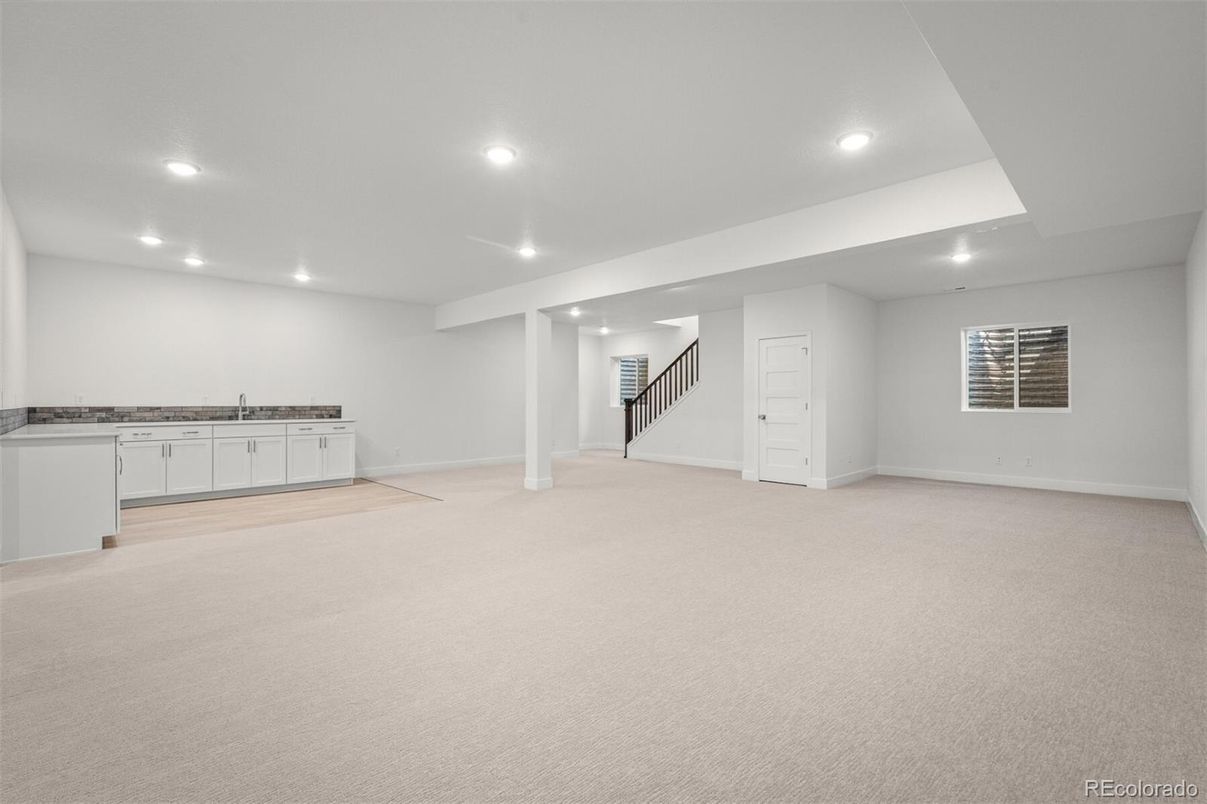 Empty room, Interior, Recessed Lighting