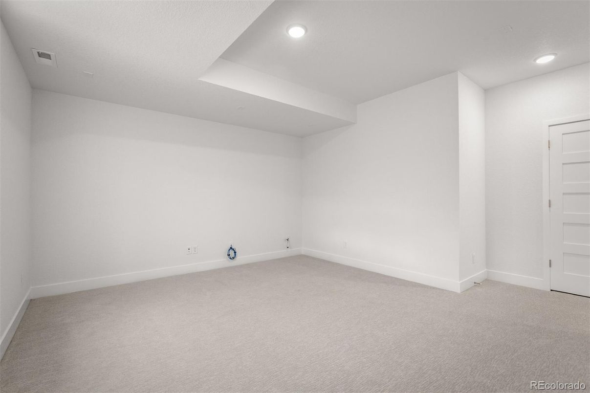 Empty room, Interior, Recessed Lighting