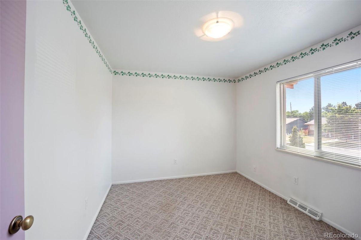 Empty room, Interior