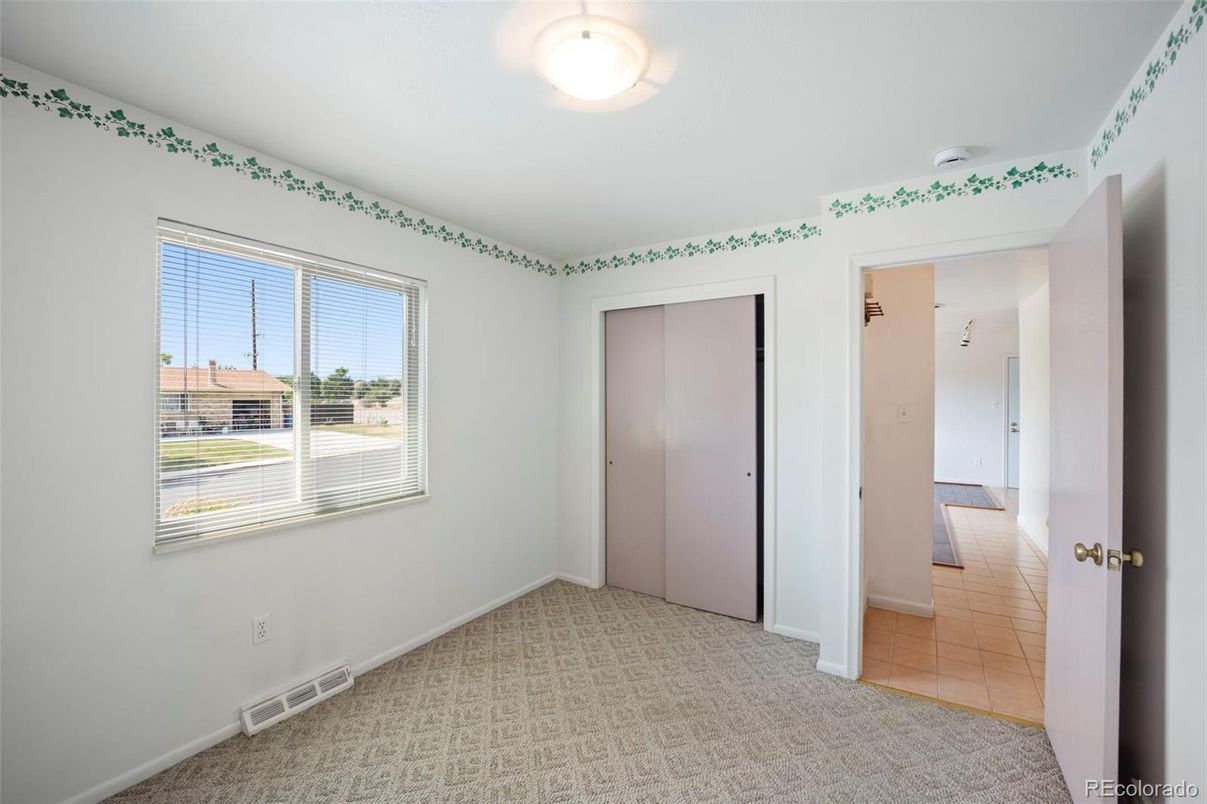 Empty room, Interior