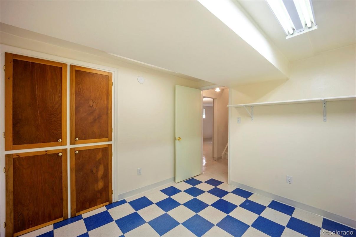 Empty room, Interior