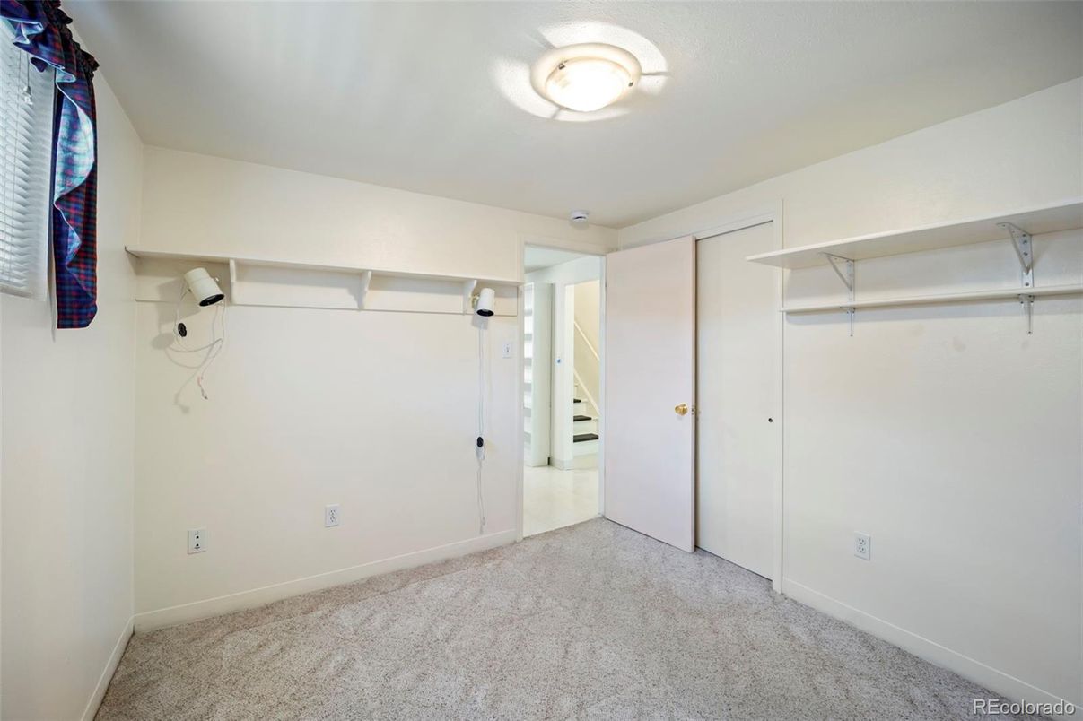 Empty room, Interior, Walk-in Closets