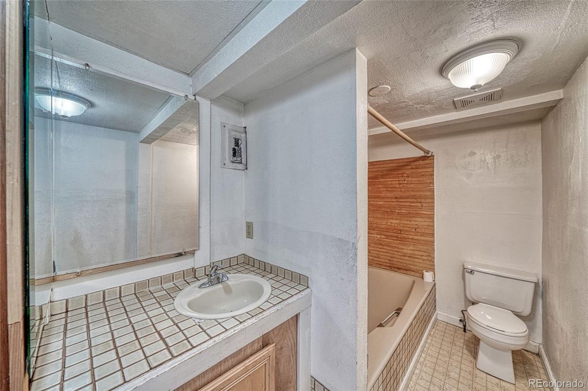 Bathroom, Interior, Tile Countertops