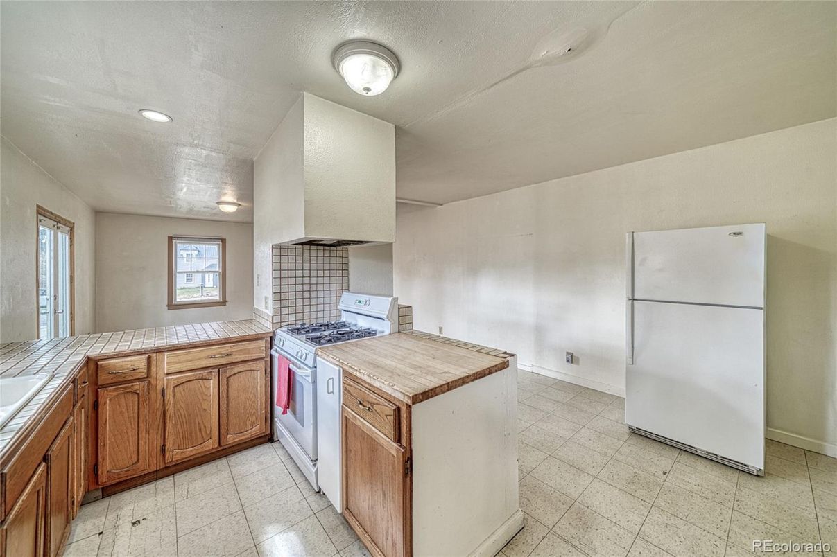 Interior, Kitchen, Recessed Lighting, Tile Countertops
