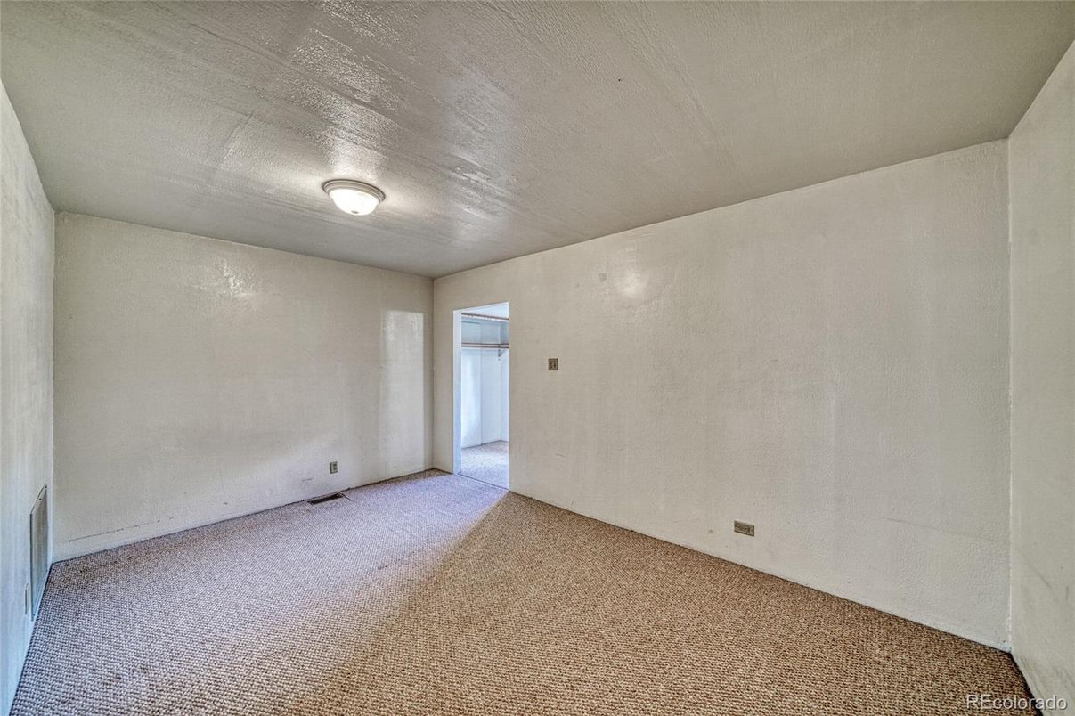 Empty room, Interior