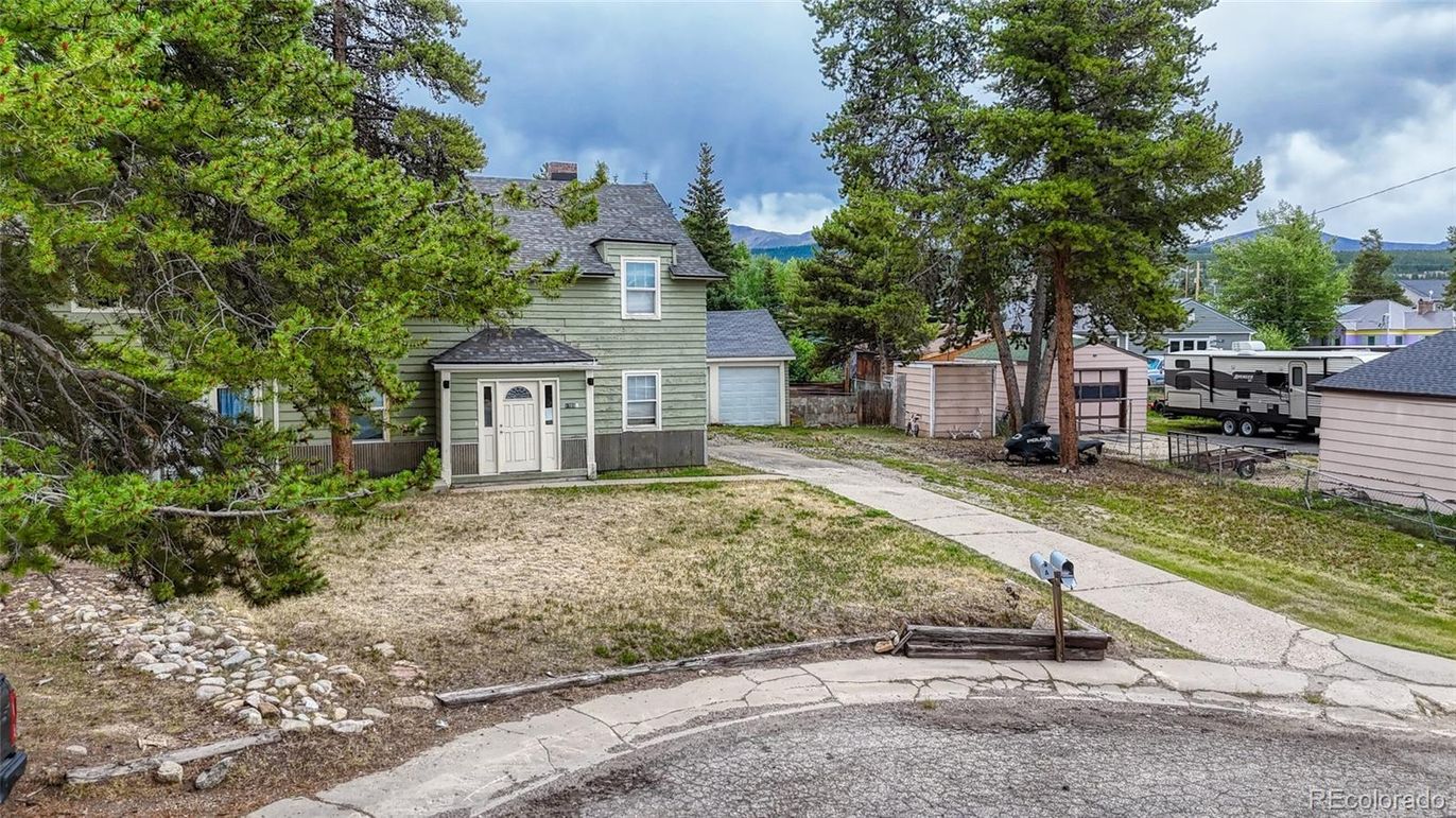Backyard, Exterior, Facade, Queen Anne Victorian