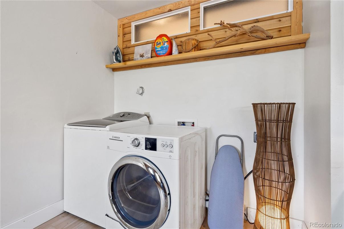 Interior, Washer, Wood Texture Flooring