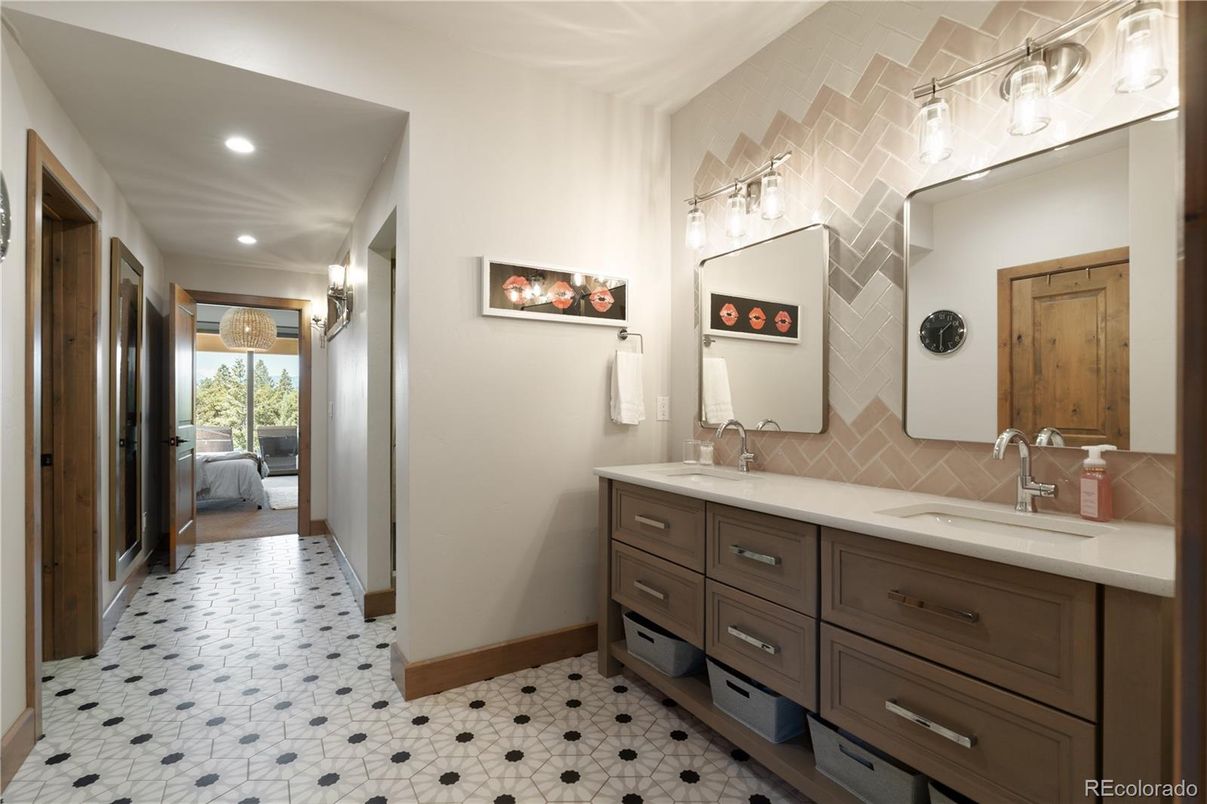 Bathroom, Dual Sink Vanities, Interior, Recessed Lighting