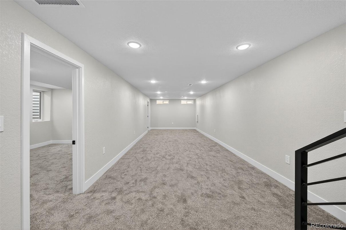 Empty room, Interior, Recessed Lighting