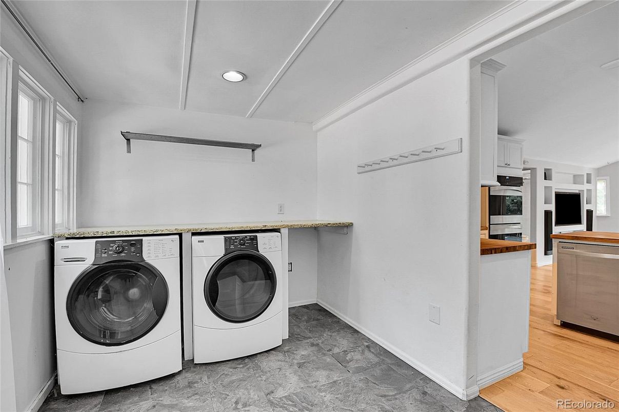 Interior, Recessed Lighting, Washer, Wood Texture Flooring