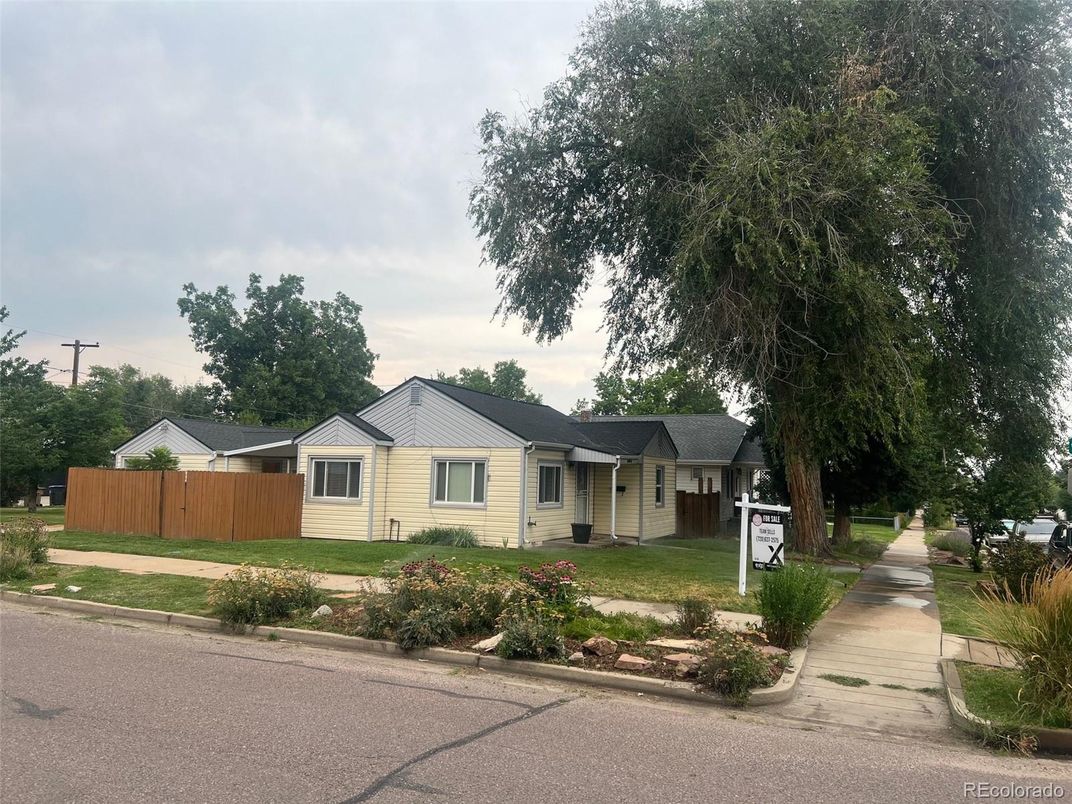 Exterior, Facade, Ranch