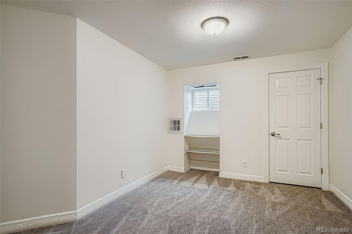Empty room, Interior