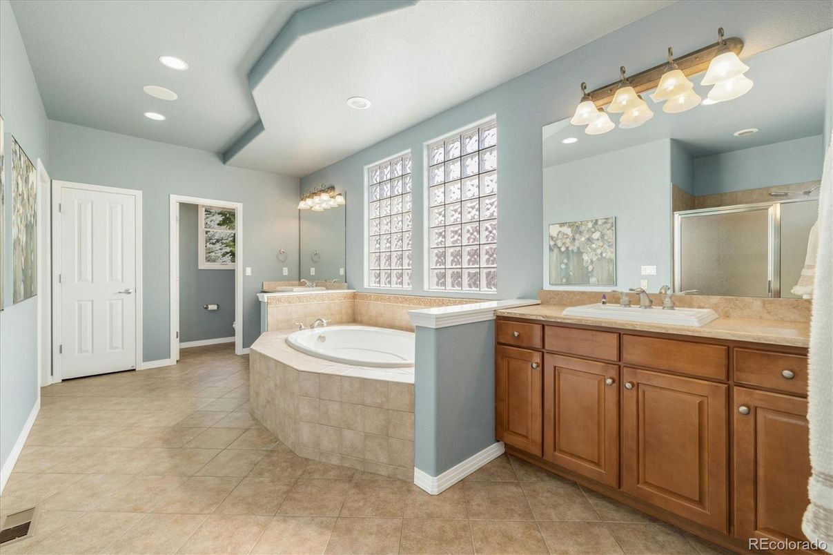 Bathroom, Dual Sink Vanities, Interior, Recessed Lighting