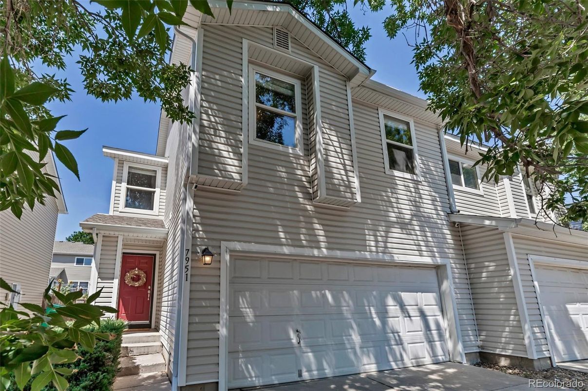 Attached, Exterior, Facade, Rowhouse