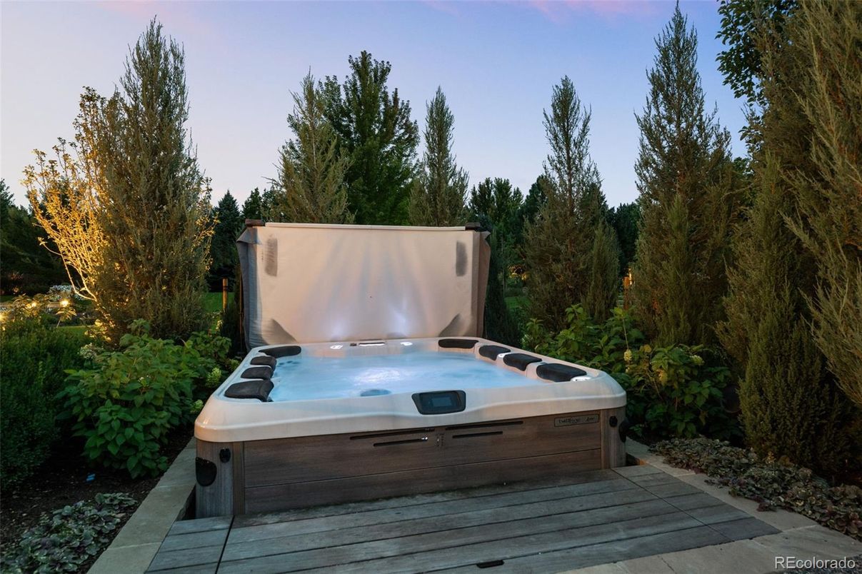 Exterior, Hot Tub