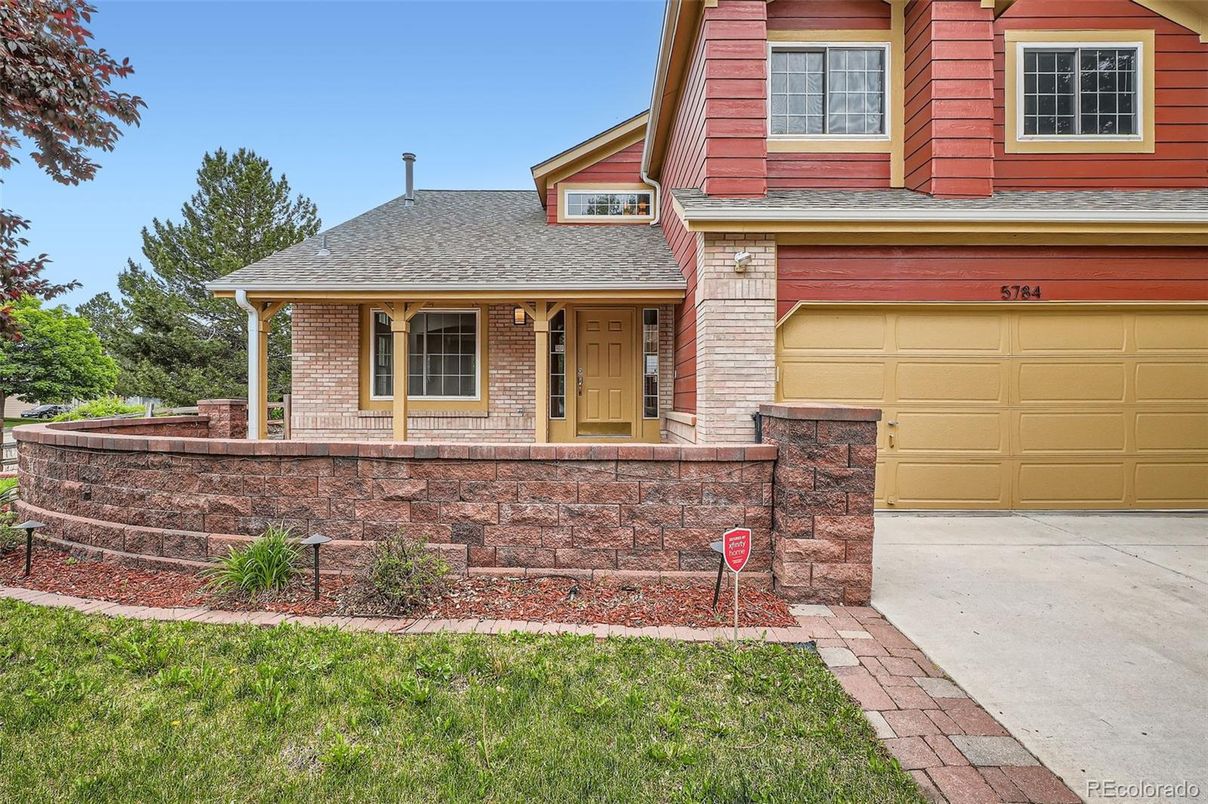 Attached, Exterior, Facade, Brick Facade, Queen Anne Victorian